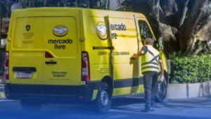 Van do Mercado Livre com logotipo em destaque, usada para entregas rápidas e seguras.